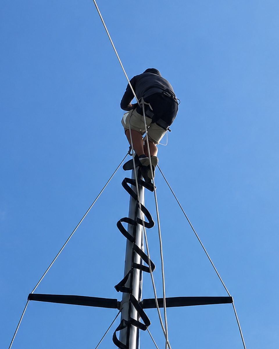 Intervention en tête de mât sur un voilier, monté aux étriers le long du mât